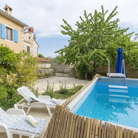 Lovely Holiday In Liznjan With Swimming Pool Holiday home