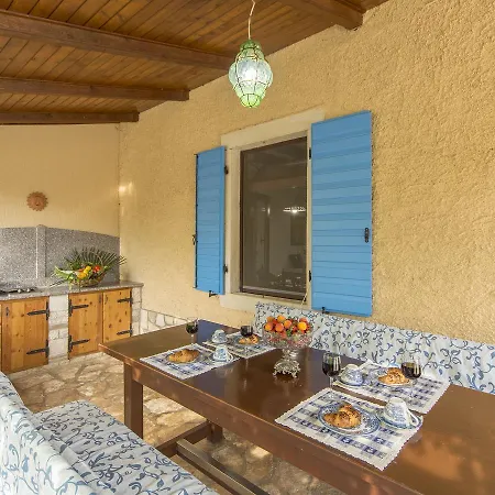 Lovely Holiday In Liznjan With Swimming Pool Holiday home