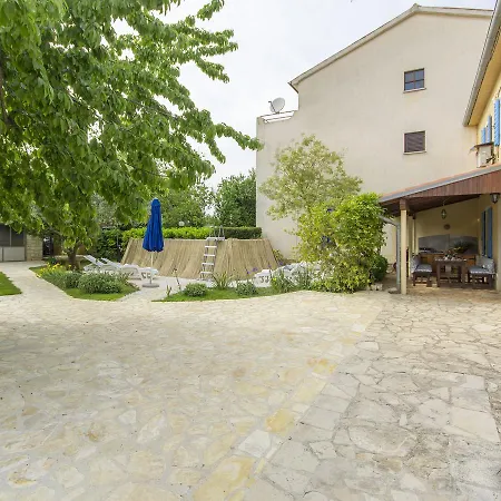 Holiday home Lovely Holiday In Liznjan With Swimming Pool *