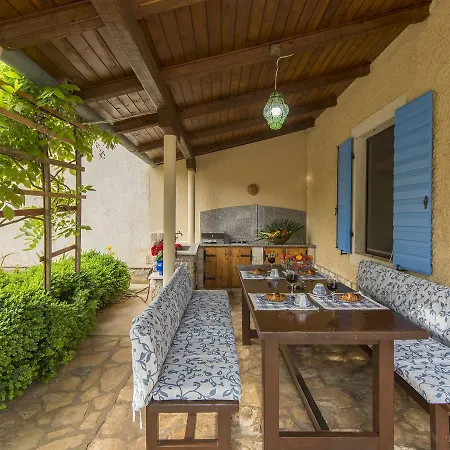 Lovely Holiday In Liznjan With Swimming Pool Holiday home Sisan
