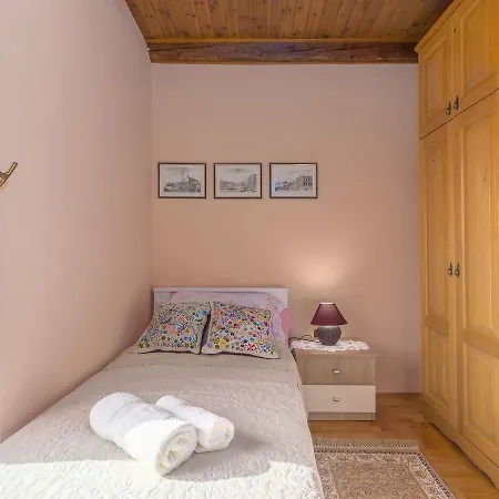 Holiday home Lovely Holiday In Liznjan With Swimming Pool Sisan