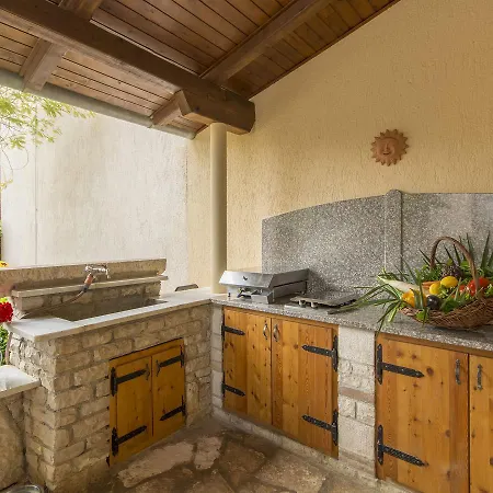 Lovely Holiday In Liznjan With Swimming Pool Holiday home