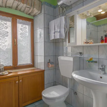 Lovely Holiday In Liznjan With Swimming Pool Сasa de vacaciones